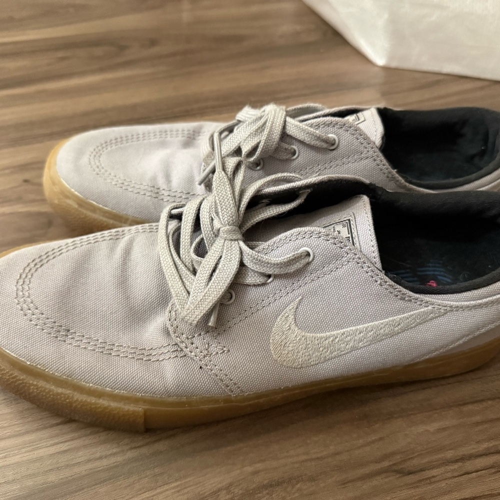 Nike men’s size 8 sneakers
